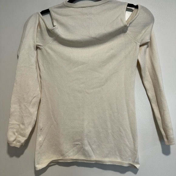 Guess Women’s XS Cold Shoulder. White Faux Pearl Logo Long-Sleeve Top. - Picture 2 of 9